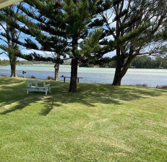 סטודיו דלוקס, Archy S On The Lake