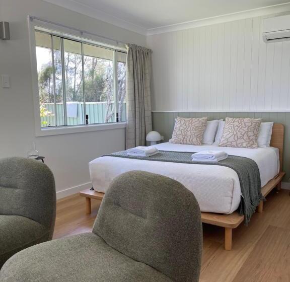 סטודיו דלוקס, Archy S On The Lake