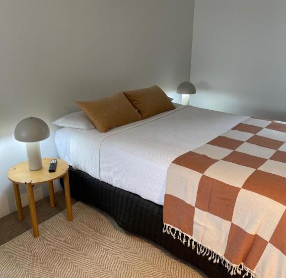 חדר אקונומי, Archy S On The Lake