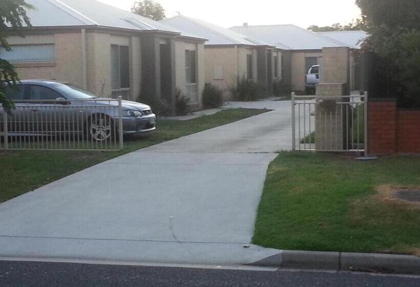 آپارتمان 3 خوابه, Motel24seven And Apartments