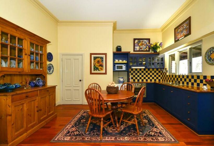 جناح, Ford House Bed & Breakfast