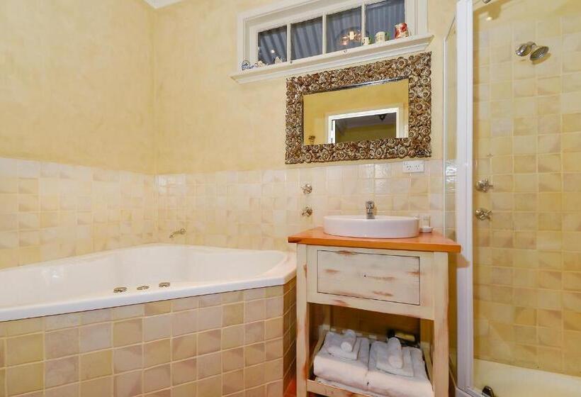 جناح مزود بجاكوزى, Ford House Bed & Breakfast