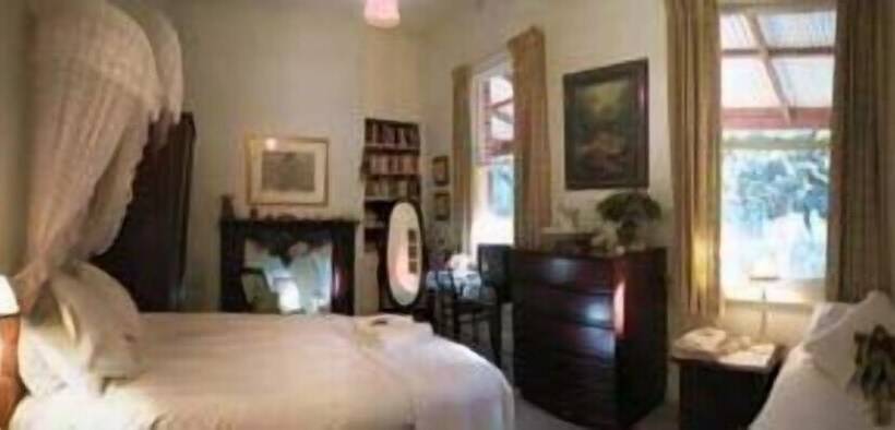 جناح, Ford House Bed & Breakfast