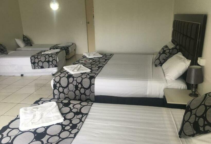 اتاق خانوادگی, Tweed Central Motel