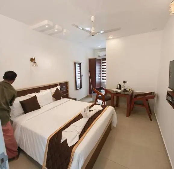 اتاق لوکس, Paul Residency