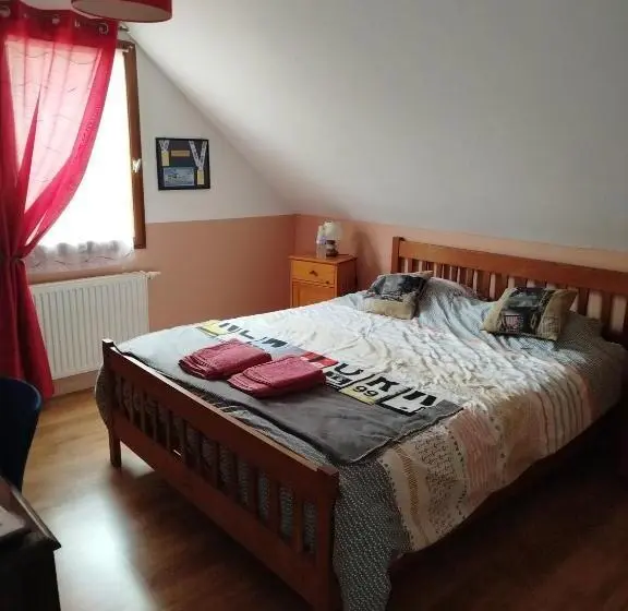 マウンテンビュースタンダードルーム, Chambre Rouge Dans Maison Avec Parking