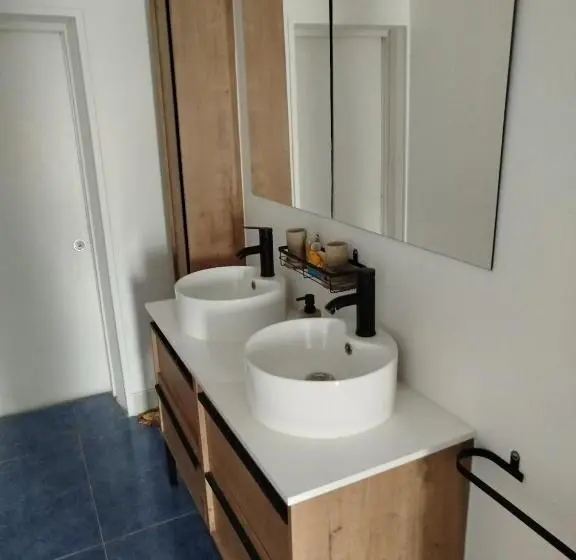 マウンテンビュースタンダードルーム, Chambre Rouge Dans Maison Avec Parking