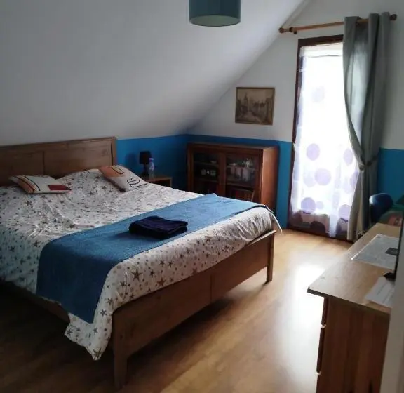 バルコニー付きスタンダードルーム, Chambre Rouge Dans Maison Avec Parking