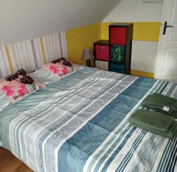 ガーデンビュースタンダードルーム, Chambre Rouge Dans Maison Avec Parking