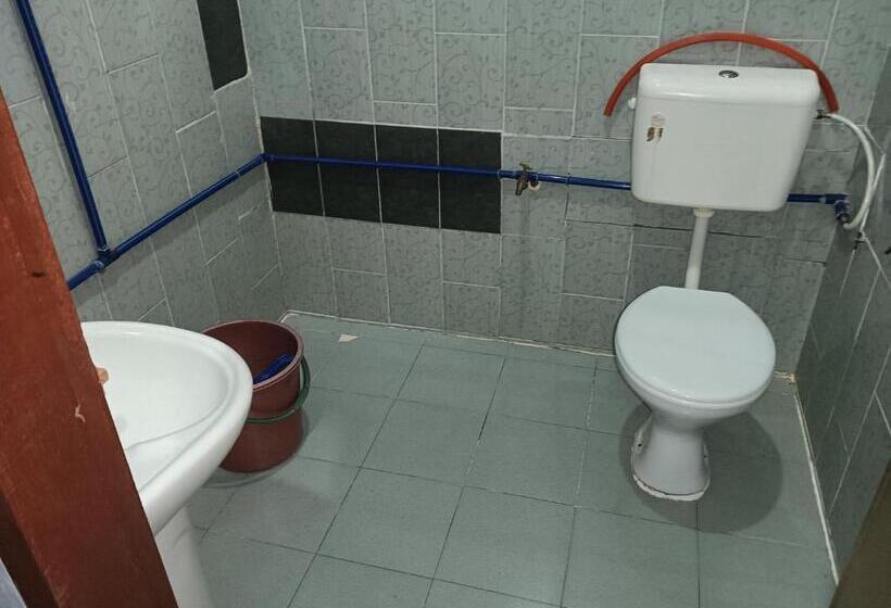 غرفة قياسية رباعية مزودة بشُرفة, Sri Juliana Chalet