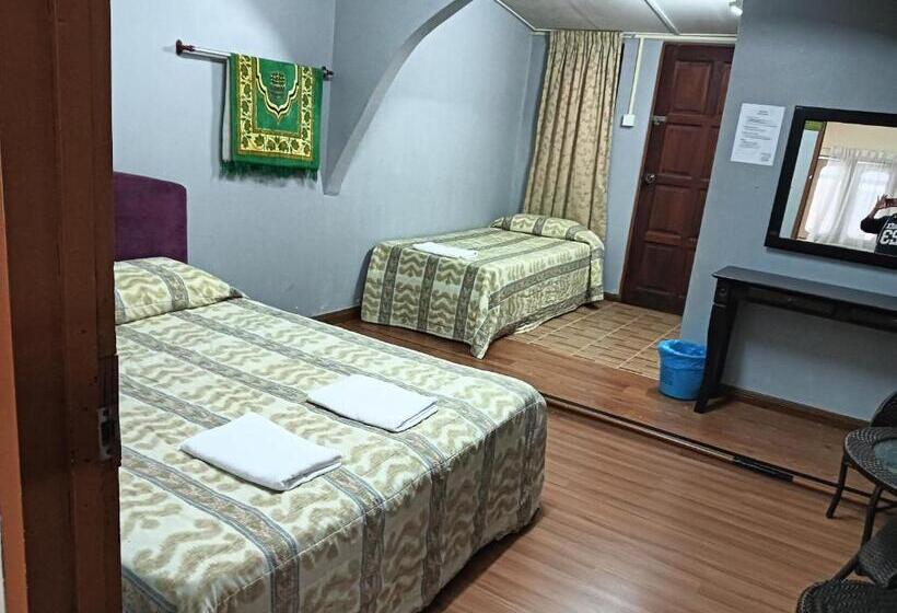 غرفة قياسية رباعية مزودة بشُرفة, Sri Juliana Chalet