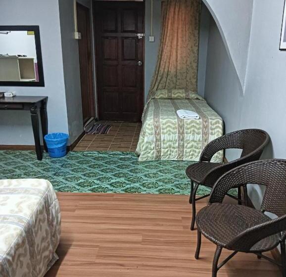 غرفة قياسية رباعية مزودة بشُرفة, Sri Juliana Chalet