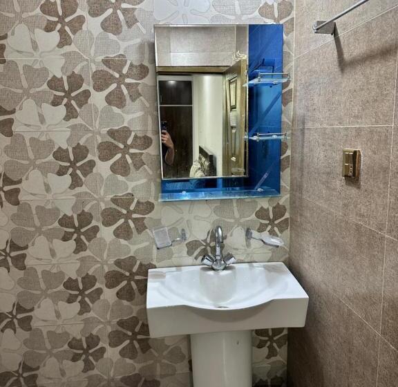 اتاق استاندارد با چشم‌انداز کوهستان, Bhurban Breeze Inn