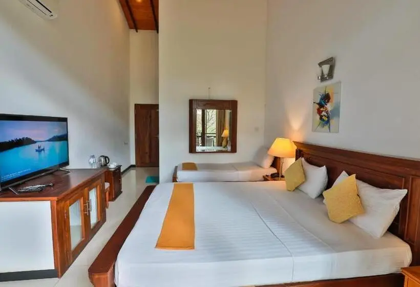 バルコニー付きスタンダードトリプルルーム, Grand Kalundawa Resort
