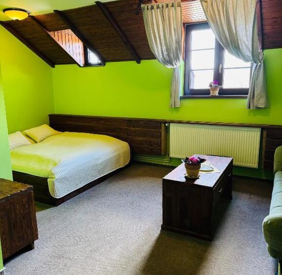 标准三人间, Penzion Myslivna