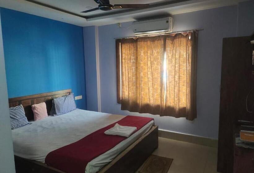 اتاق لوکس با تخت بزرگ, Tara Lodge Grand Road Puri   Near Jagannath Temple   Best Location