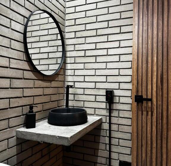 ルームシェアのワンベッド, Bindi