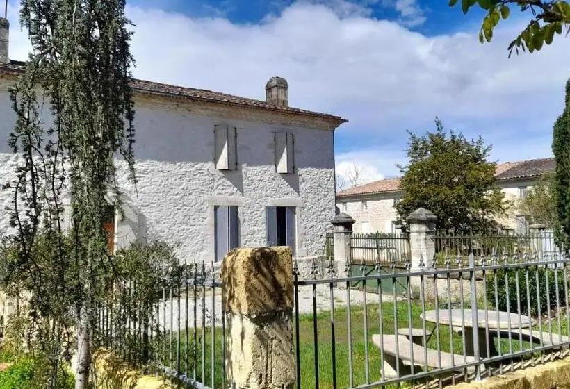 Talo 3 Makuuhuonetta, Le Clos Des Quatre Lieues