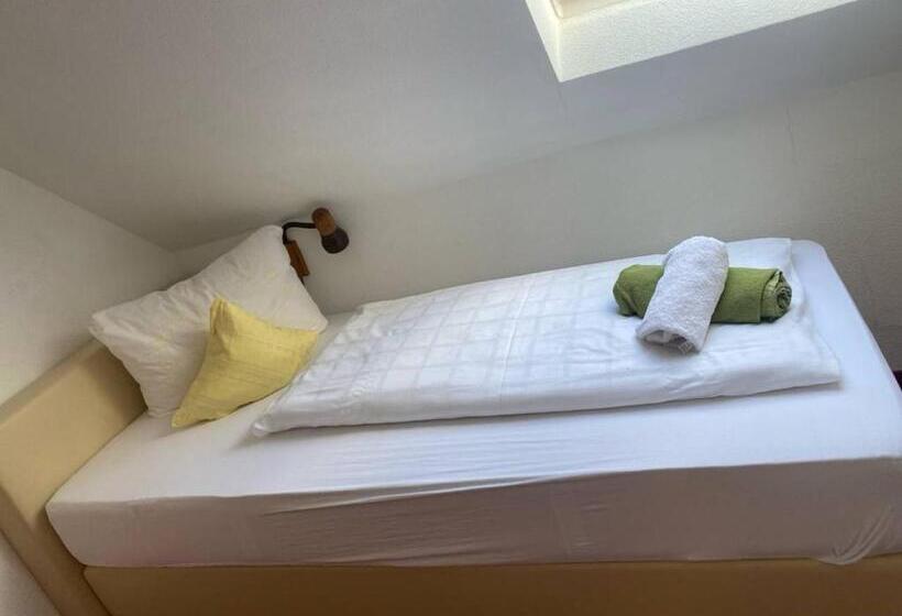 标准单人间, Room In Guest Room   Single Room With Shared Bathroom And Kitchen In Forbach