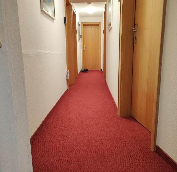 标准单人间, Room In Guest Room   Single Room With Shared Bathroom And Kitchen In Forbach