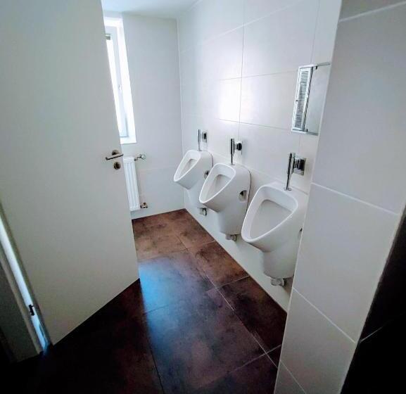 标准单人间, Room In Guest Room   Single Room With Shared Bathroom And Kitchen In Forbach