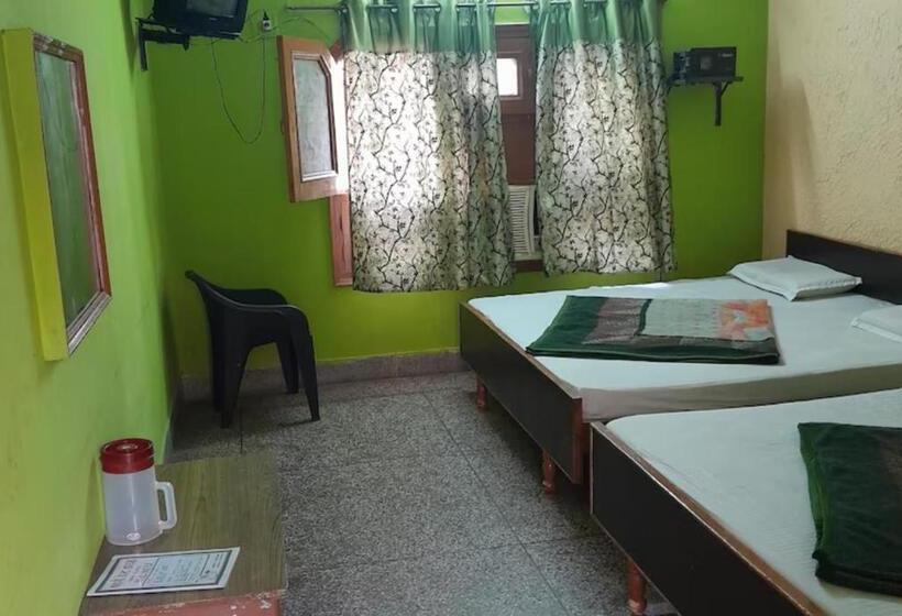デラックスの４人部屋, Gayatri Guest House Haridwar Near Railway Station   Ganga Ghat   Best Hotel In Haridwar