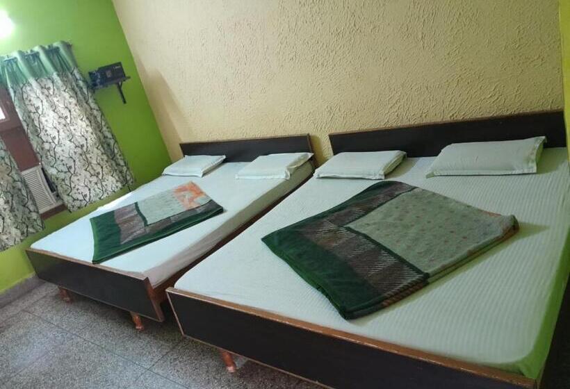 غرفة ديلوكس رباعية, Gayatri Guest House Haridwar Near Railway Station   Ganga Ghat   Best Hotel In Haridwar