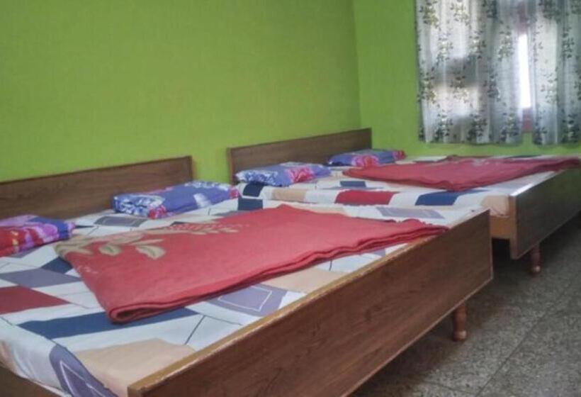 デラックスの４人部屋, Gayatri Guest House Haridwar Near Railway Station   Ganga Ghat   Best Hotel In Haridwar