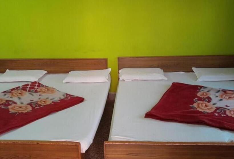 デラックスの４人部屋, Gayatri Guest House Haridwar Near Railway Station   Ganga Ghat   Best Hotel In Haridwar