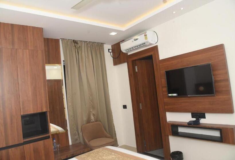 Camera Deluxe, Lawang Signage