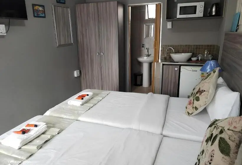 اتاق استاندارد یک نفره, Fumods Guest House