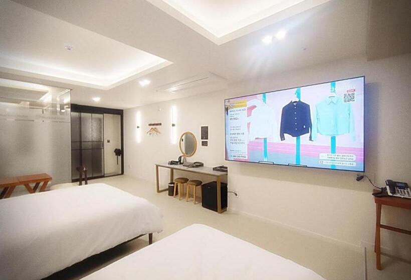 Habitació Triple Estàndard, Bluebird