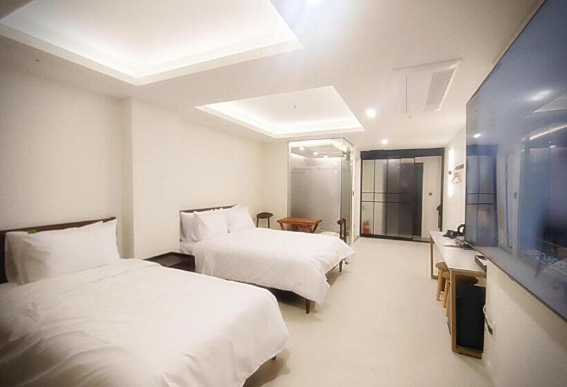 Habitació Triple Estàndard, Bluebird