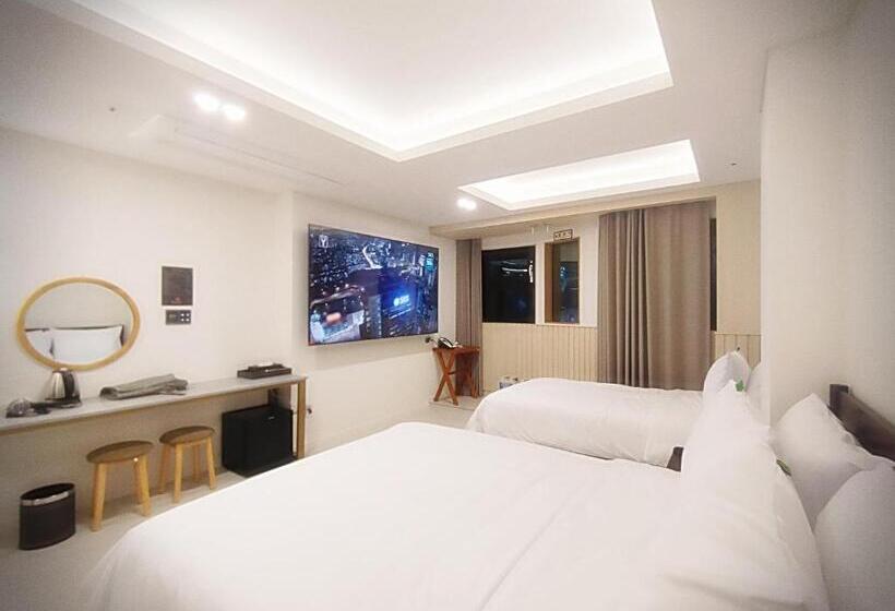 Habitació Triple Estàndard, Bluebird