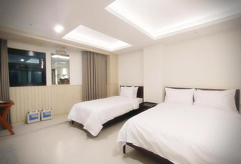 Habitació Triple Estàndard, Bluebird