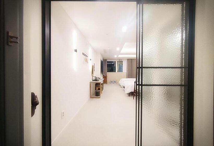 Habitació Triple Estàndard, Bluebird