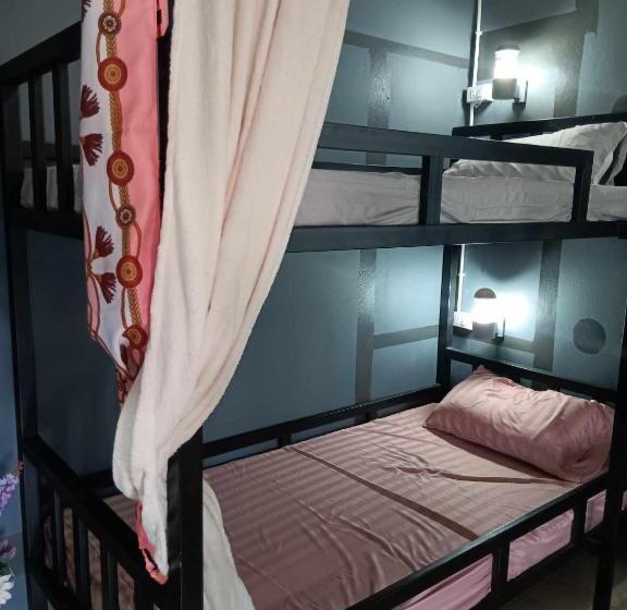 Cama em Quarto Compartilhado, แม่หาด Hostel Kohtao
