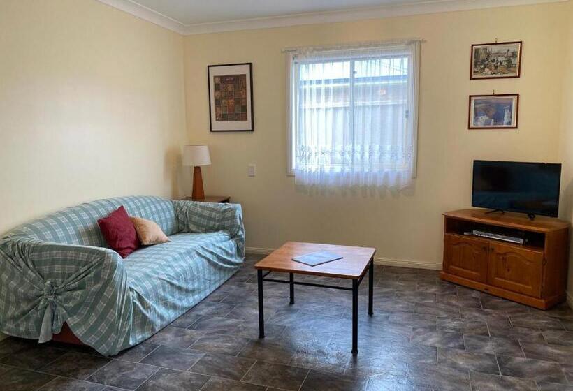 דירת חדר בקומת קרקע, Batch On The Bounty