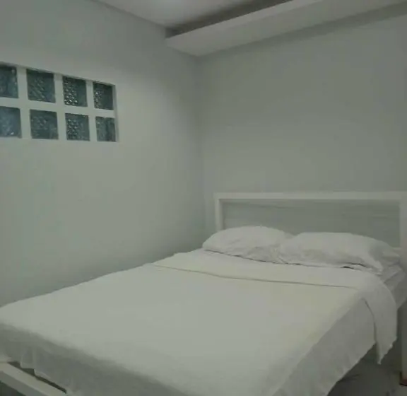 デラックススタジオ, Manel Guest House