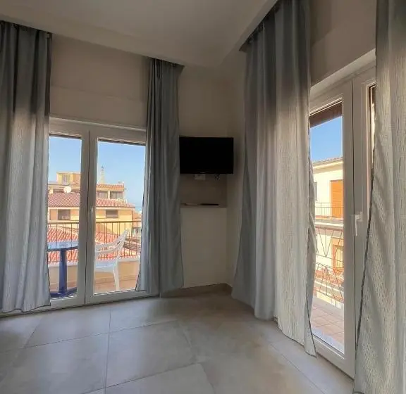 اتاق لوکس با بالکن و چشم‌انداز دریا, Porta Sul Mare