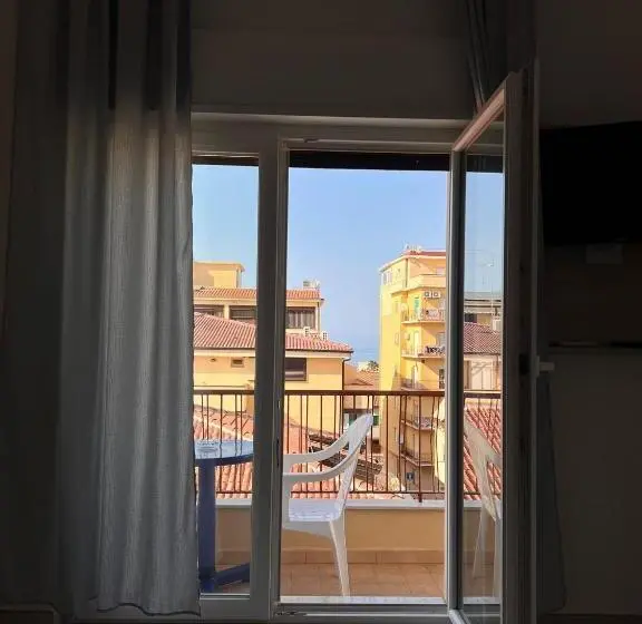 اتاق لوکس با بالکن و چشم‌انداز دریا, Porta Sul Mare