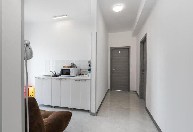 חדר סטנדרט לשלושה, Travelershome Ciampino Airport Guesthouse 600m To Airport