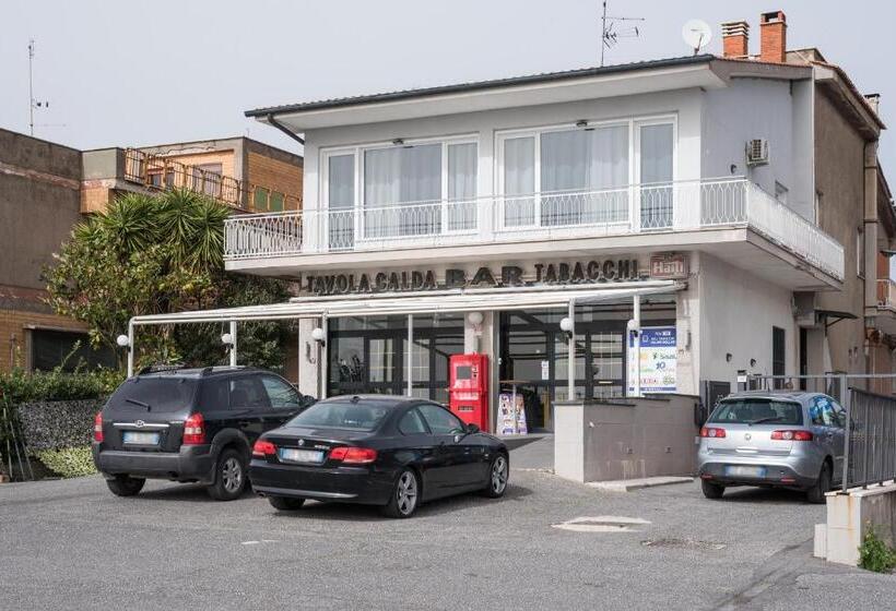 חדר סטנדרט לשלושה, Travelershome Ciampino Airport Guesthouse 600m To Airport