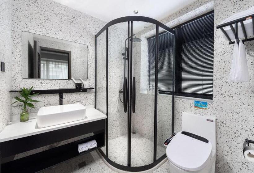 סוויטה, Yiwu Holly