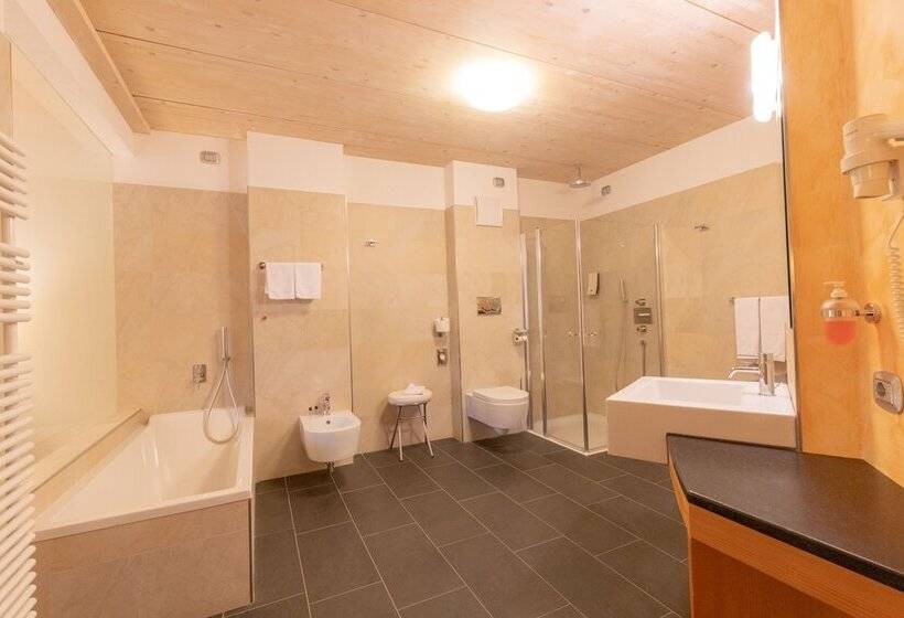 جناح جونيور, Berghotel Miramonti