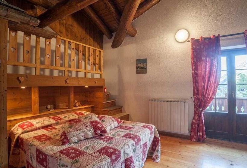 חדר סטנדרטי לשלושה עם נוף, Albergo Boule De Neige