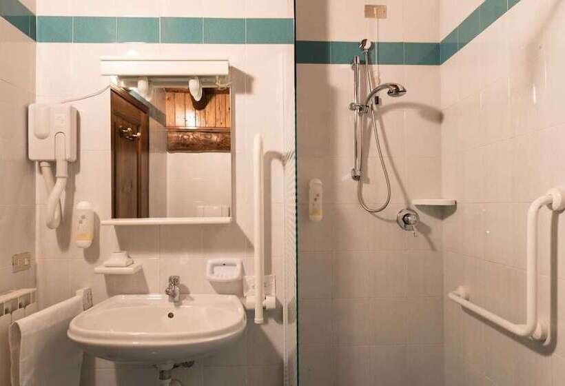 חדר סטנדרטי לשלושה עם נוף, Albergo Boule De Neige