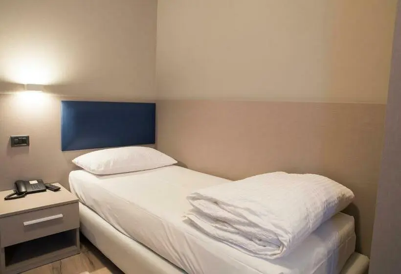 Standard Yhden Hengen Huone, Albergo Montenegro