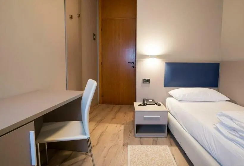 Standard Yhden Hengen Huone, Albergo Montenegro