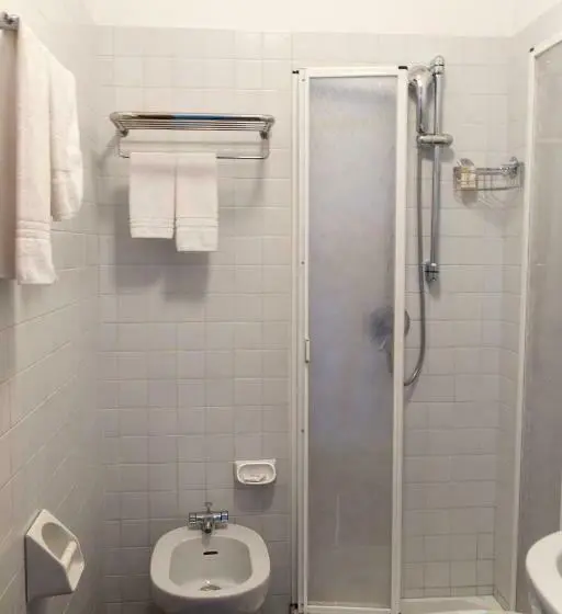 Standard Yhden Hengen Huone, Albergo Montenegro